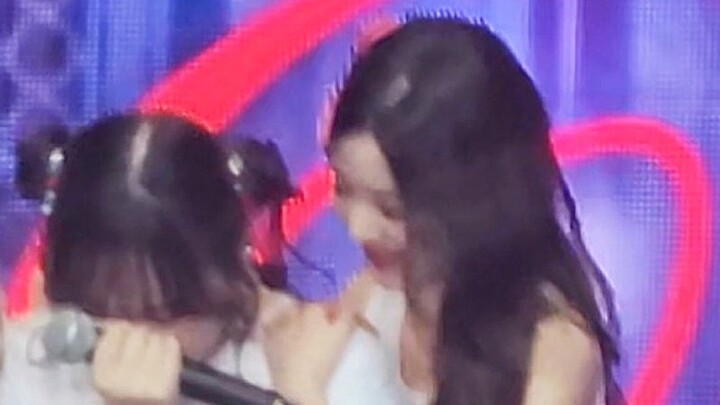 เมื่อลิซร้องไห้ ยุนยองจะวิ่งปรี่ไปหาเธอทันที