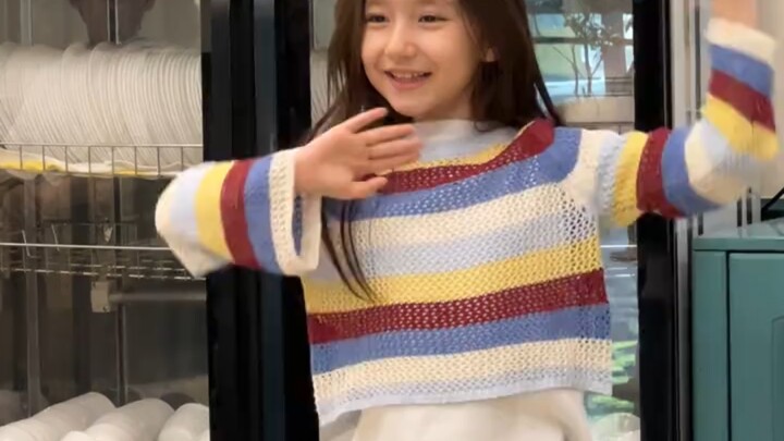 กินข้าวกลางวันที่ร้านอาหารซินเจียง จู่ๆ สาวน้อยโต๊ะข้างๆ ก็ลุกขึ้นเต้นตามเสียงเพลง หน้าตาน่ารักน่าหย