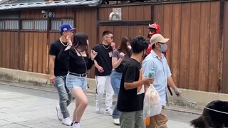 Hilarious pranks on the streets of Japan! See how funny the reactions of passers-by are!