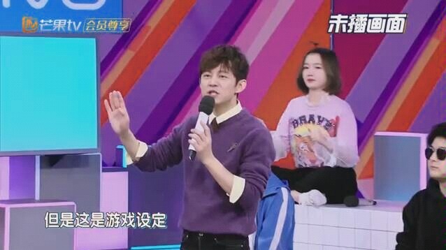 Con gái buồn thì phải làm sao? Dịch Dương Thiên Tỉ lại xử lý theo cách này, đáng yêu quá!