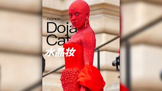 قطة فول الصويا مزيّنة بـ30 ألف حبة كريستال من سواروفسكي، كل حبة لُصِقت يدويًا.