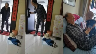 女子带宝宝偷偷回家看姥爷，宝宝趴在门口地上，姥爷开门反应亮了