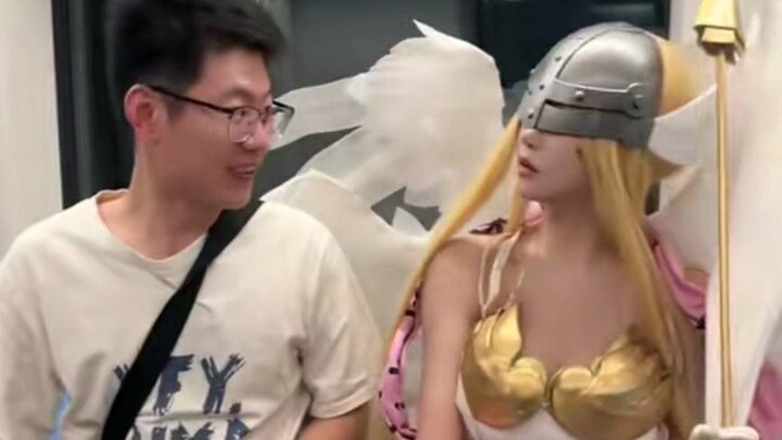 I met Angewomon by chance on the subway, and I would sit next to him even if it meant death.