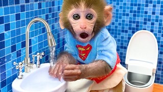 Monkey Baby Bon Bon wash hands in the toilet and eats fruit ice cream with the puppy at the swing