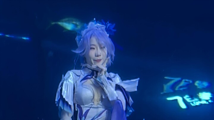 想看坎特蕾拉在水里表演吗