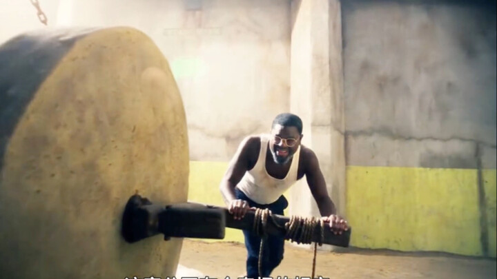 Film ini biayanya benar-benar murah, cukup ada pagar pembatas dan sebuah batu penggiling aja!