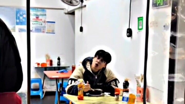 “เมื่อคุณแกล้งทำเป็นลูกค้าไปกินข้าวที่ร้านพี่น้อง”