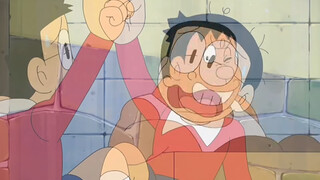 大雄和蓝胖子在陆地上进行帆船比赛