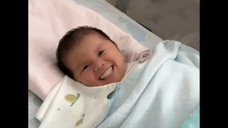 给刚出坐的女儿取名字。