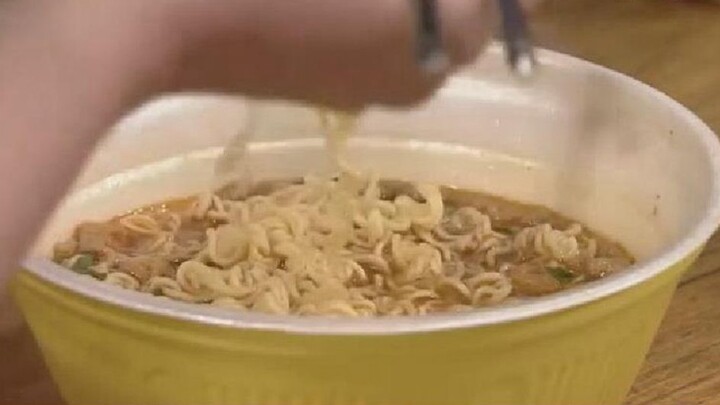 How Koreans love to eat instant noodles, steaming hot really greedy