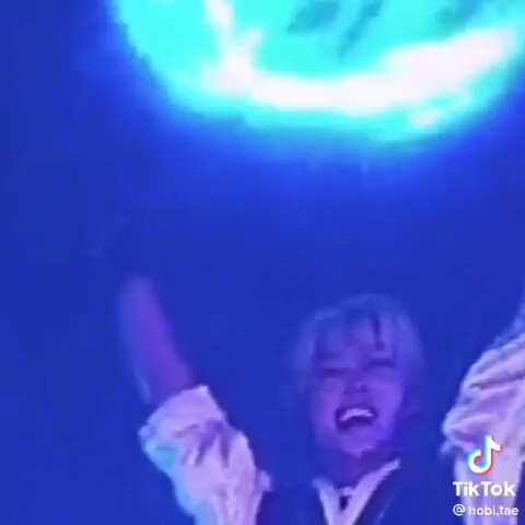 แมวน้อยโง่ๆ ทำให้เพื่อนร่วมทีมหัวเราะกันทั้งหมด