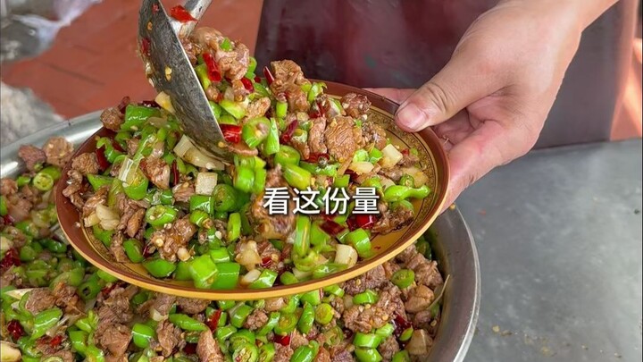 A big brother in Zigong sells stir-fries: chicken, duck, fish, and meat—every dish is just 10 yuan. 