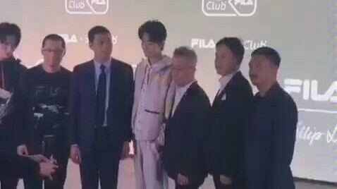 肖战合影#战战主动伸手握手好有礼貌#太喜欢战战了❤️❤️