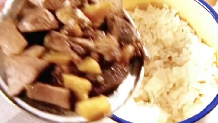 This bowl can only hold four taels of rice; there’s no room for any meat.