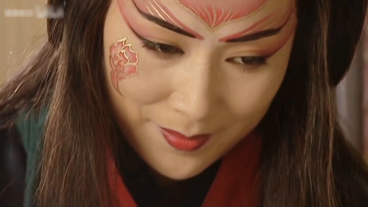 A woman dressed as a man performed a man dressed as a woman - Dongfang Bubai