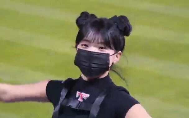 Lee Da-hye dengan Kepala Bola dan Masker