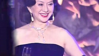 يا آنسة، أي مستوى أنتِ حتى ترتدين نفس الطراز الذي ترتديه والدة دومينغ سي؟