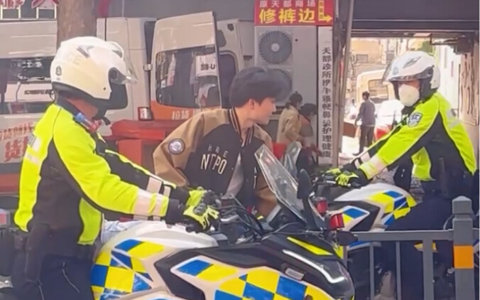 Abang: Kiri dan kanan sama-sama cowok!