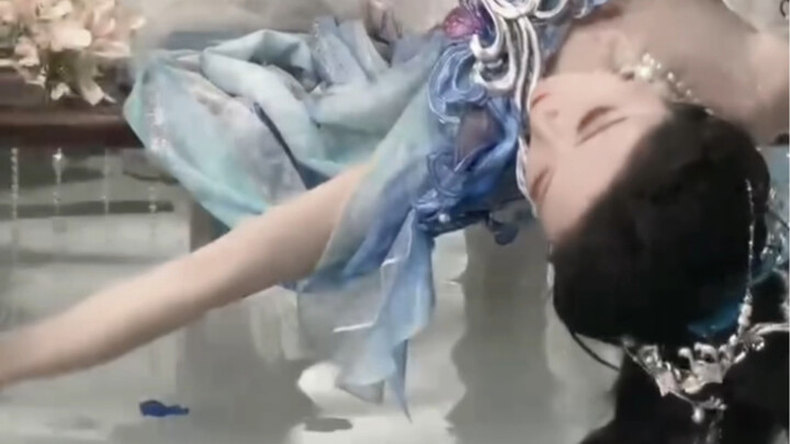 الوقوف على اليدين؟ غسل الشعر؟