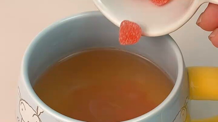 Crayon Shin-chan's beverage laboratory was raided by Strawberry Bear!