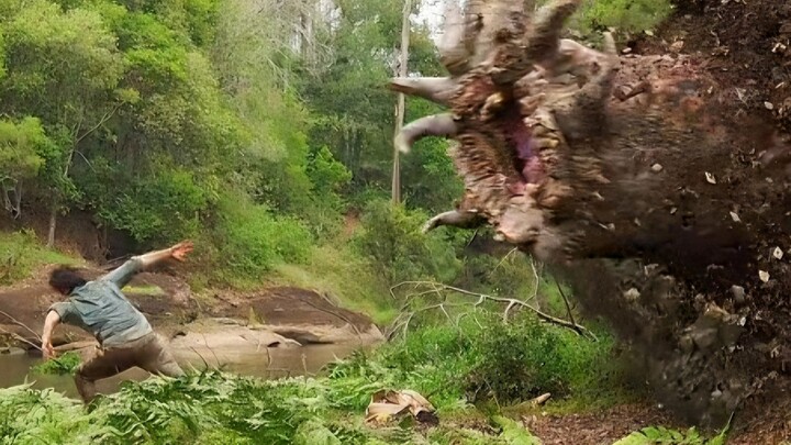 Seekor cacing tanah raksasa muncul dari tanah, si bocah ketakutan sampai gemetar; cacing raksasa itu