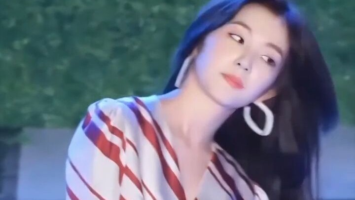 ไลฟ์เพอร์ฟอร์แมนซ์ของไอรีน แบจูฮยอน ที่มหาวิทยาลัยชองซิล: ความงามระดับตำนานของรุ่น 90s กระแทกใจเด็กร