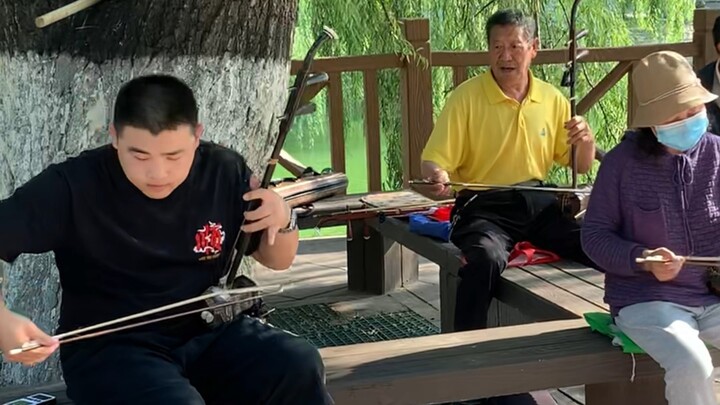 After hearing that, the old man snapped his erhu in half.