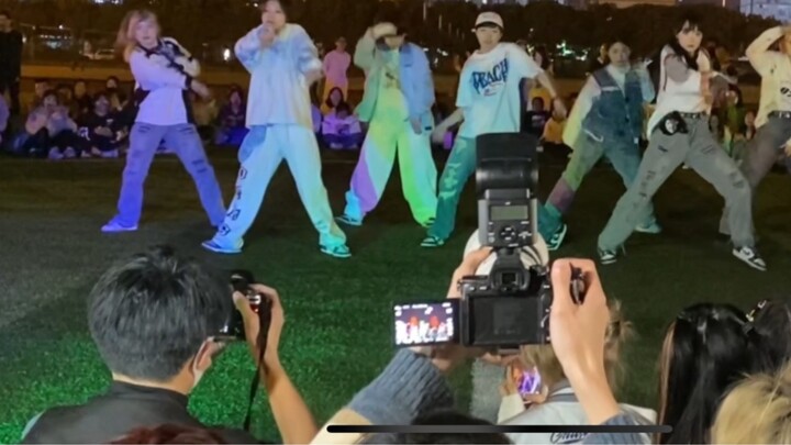 ทุกคนที่ได้ดู ENHYPEN ต่างบอกว่าเป็นความคิดที่ดีที่ได้เล่นบนเวทีร้องเพลงในสนามเด็กเล่นของวิทยาลัยและ