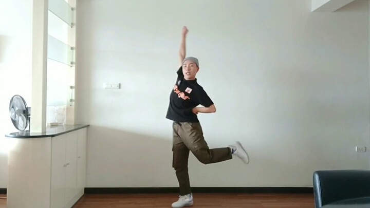 Penggemar pria yang penuh kasih sayang menari penuh semangat mengikuti lagu tema Youth With You 2 un