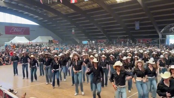 لا ملابس باهرة ولا إطلالات مبهرجة، لكنه يعكس ببساطة واثقًا من نفسه جاذبيةً أنيقة.