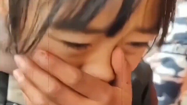 这才是感动中国人物，先生屈膝在地，吾辈仰望一生