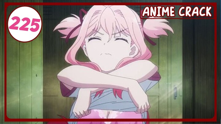 Kenapa gadis ini buka bajunya disini?