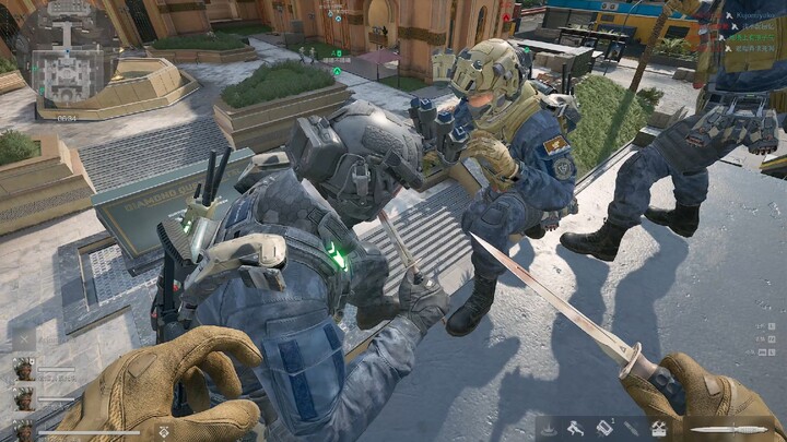 شخصان يلعبان لعبة صخرة وورقة ومقص في ساحة المعركة