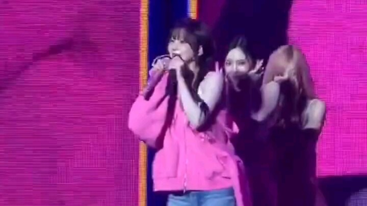 [Youning] Sister Liu took Ningning’s mic and they sang together using two mics.