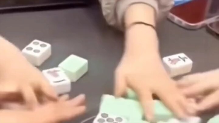 这就是你在麻将桌上手搓麻将的理由吗
