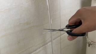 快看，我把水剪断了！