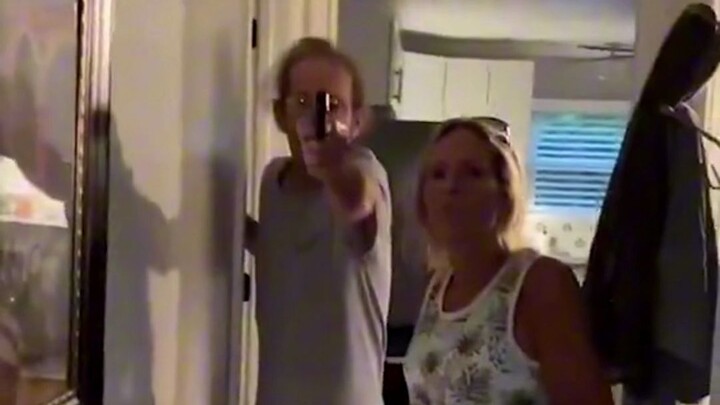 กรณีวิวาทในครอบครัวแบบอเมริกัน: พ่อเลี้ยงยิงปืนหนึ่งนัด เกือบทำให้ศีรษะลูกติดตามระเบิด