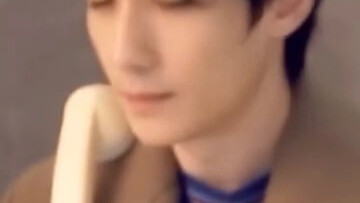 Saw this on Weibo: Zhu Yilong’s “I-don’t-recognize-any-relatives” stride is seriously hilarious!