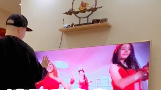 Bagaimana rasanya memiliki ayah botak yang bisa menari dalam grup perempuan? f(x)-musim panas yang p