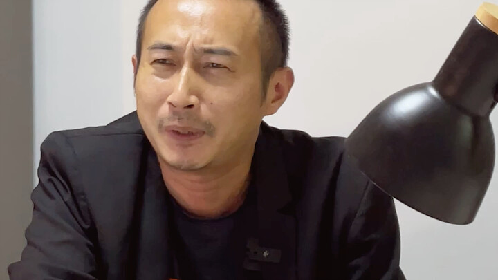 Đèn kiểm tra nói dối chuyên dùng để phỏng vấn người mẫu; hôm nay chúng ta đã tuyển được một cô gái h