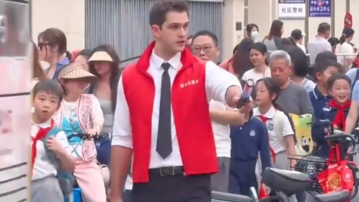 Dad went to school as a parent volunteer and diligently and responsibly carried out his duty of stan