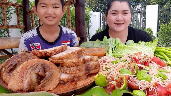 หมูกรอบชาชู กินกับตำซั่วขนมจีนใส่เม็ดสะตอแซบๆ 13 กันยายน พ.ศ.2565