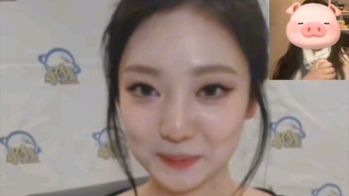 让宁宁做了这两天超级火的一日一张打卡照长大的视频 两个人都笑的要昏厥了  还迷迷糊糊做了手势舞 哈哈哈