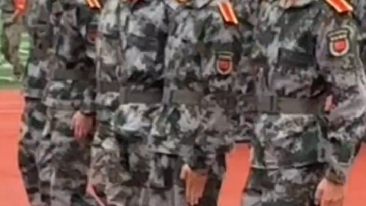 ทหารตัวอย่างเข้าประจำที่!