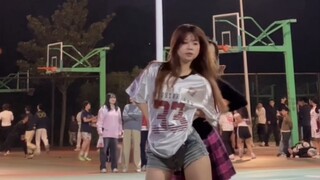 【湖南农业大学】：篮球新生杯，学姐开幕式表演。