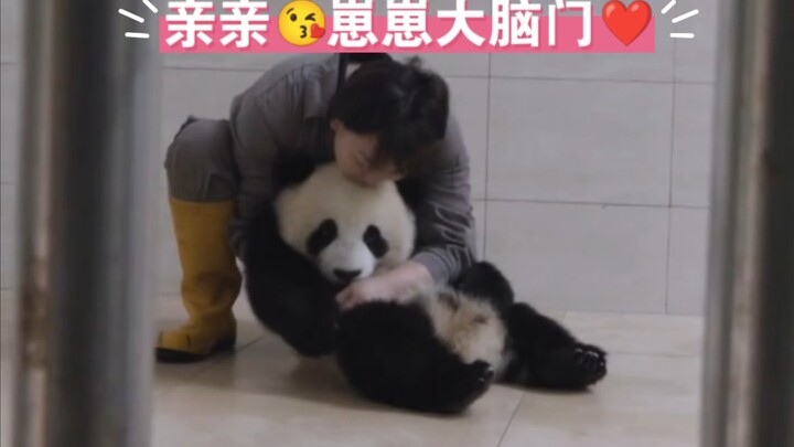 Bà mẹ bỉm sữa vì hôm nay không được bế bé Hiền nên đã trao bốn nụ hôn liên tiếp để an ủi