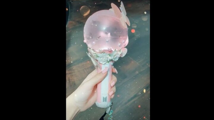 【Chia sẻ】Tổng hợp các cách tự trang trí gậy cổ vũ của nhiều fandom, fan khéo tay quá đi thôi!