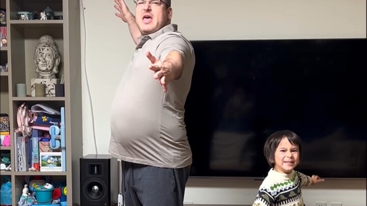 เด็กเอเชียตะวันออกเผชิญหน้ากับพ่อฝรั่ง: คุณให้ผมเรียนแบบนี้เหรอ!