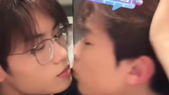 【زوجة جيانغ وفو】فو جينغ لطيفة جدًا! تذكرت تمامًا ما قاله لها زوجها، وكأنها تطلب منه مكافأة وهي ترفع 