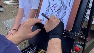 街头画师给小姐姐量身定制卡通肖像画，眼睛的轮廓刚描出来，就知道成品肯定不会差！